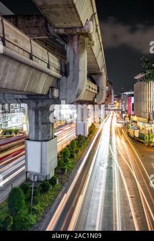 Trafic sur Rama I Road Pathumwan à junction à Bangkok, Thaïlande Banque D'Images