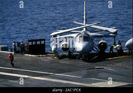 US NAVY / United States Navy Flugzeugträger Kitty-Hawk-Klasse / porte-avions Kitty-Hawk-Class - USS John F. Kennedy CV-67 - terrasse de vol - Lockheed S-3B Viking Banque D'Images