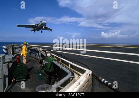 US NAVY / United States Navy Flugzeugträger Kitty-Hawk-Klasse / porte-avions Kitty-Hawk-Class - USS John F. Kennedy CV-67 - Grumman A-6 E Intruder Arrivée / atterrissage Banque D'Images