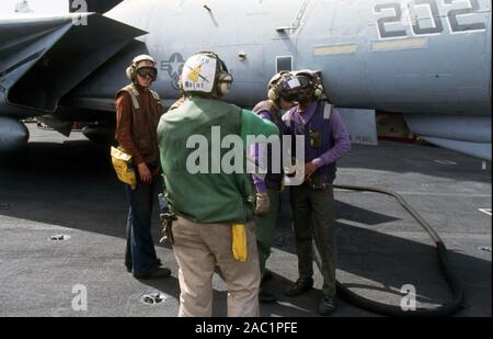 US NAVY / United States Navy Flugzeugträger Kitty-Hawk-Klasse / porte-avions Kitty-Hawk-Class - USS John F. Kennedy CV-67 - - Grumman F-14 D Tomcat Flight Deck Banque D'Images