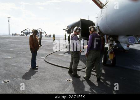 US NAVY / United States Navy Flugzeugträger Kitty-Hawk-Klasse / porte-avions Kitty-Hawk-Class - USS John F. Kennedy CV-67 - - Grumman F-14 D Tomcat Flight Deck Banque D'Images