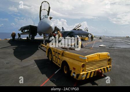 US NAVY / United States Navy Flugzeugträger Kitty-Hawk-Klasse / porte-avions Kitty-Hawk-Class - USS John F. Kennedy CV-67 - - Grumman F-14 D Tomcat Flight Deck Banque D'Images