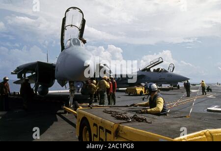 US NAVY / United States Navy Flugzeugträger Kitty-Hawk-Klasse / porte-avions Kitty-Hawk-Class - USS John F. Kennedy CV-67 - - Grumman F-14 D Tomcat Flight Deck Banque D'Images