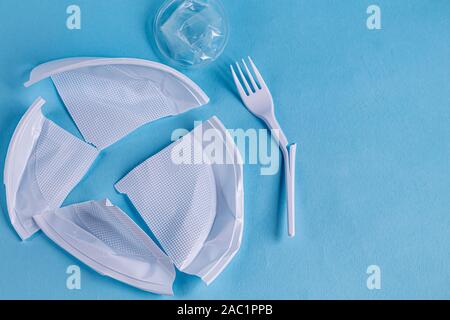 Des plats en plastique, déchets. Le concept de recyclage du plastique et de l'amélioration de l'environnement. Copier l'espace. Banque D'Images