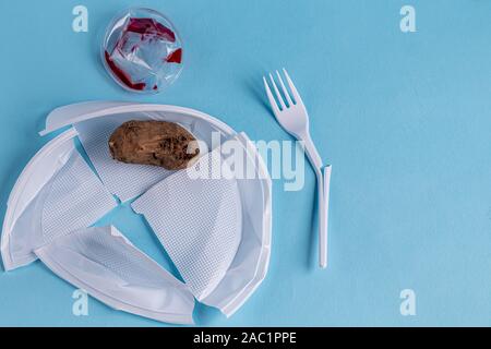 Des plats en plastique, déchets. Le concept de recyclage du plastique et de l'amélioration de l'environnement. Copier l'espace. Banque D'Images