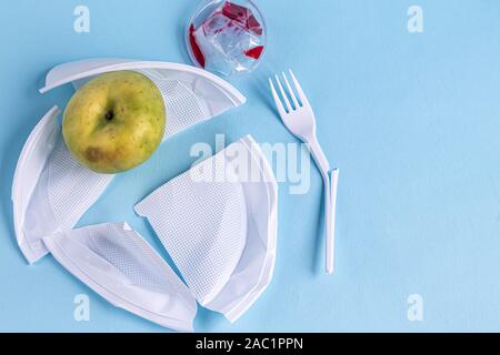 Des plats en plastique, déchets. Le concept de recyclage du plastique et de l'amélioration de l'environnement. Copier l'espace. Banque D'Images