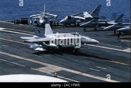 US NAVY / United States Navy Flugzeugträger Kitty-Hawk-Klasse / porte-avions Kitty-Hawk-Class - USS John F. Kennedy CV-67 - McDonnell Douglas F-18 C Hornet - Lockheed S-3 B Viking - Grumman F-14 D Tomcat Banque D'Images