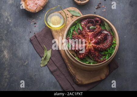 Pieuvre cuite avec des herbes, copier l'espace Banque D'Images