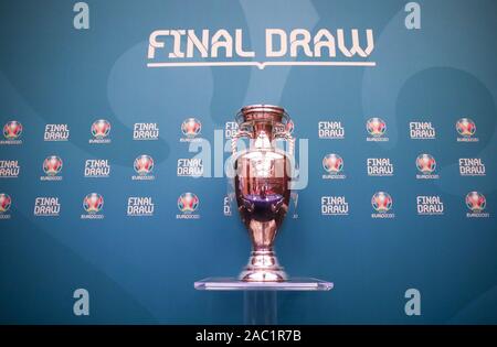 Bucarest, Roumanie. 30Th Nov, 2019. Foot : avant le tirage pour le championnat d'Europe. La coupe d'Europe sera sur le podium lors d'une conférence de presse de l'UEFA haut fonctionnaires dans un hôtel. Le tirage au sort pour le Championnat Européen de Football 2020 aura lieu dans la capitale roumaine. L'EM aura lieu du 12 juin au 12 juillet 2020 dans douze pays. Crédit : Christian Charisius/dpa/Alamy Live News Banque D'Images