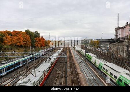 Trains de voyageurs sur blurry motion en vertu de l'Linnunlaulu Bridge à Helsinki, Finlande Banque D'Images