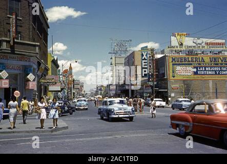 Chihuahua, Mexique, représenté à c.1960. Cette vue est au centre-ville de Avenido (Ave) Francisco Villa est à la Calle 16 de Septiembre, occupé sur une journée ensoleillée. Banque D'Images