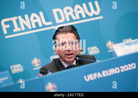 Bucarest, Roumanie. 30Th Nov, 2019. Foot : avant le tirage pour le championnat d'Europe. Martin Kallen, directeur général UEFA Events et organisateur pour la tête du championnat d'Europe de football 2020, parle lors d'une conférence de presse de l'UEFA haut fonctionnaires dans un hôtel. Le tirage au sort pour le Championnat Européen de Football 2020 aura lieu dans la capitale roumaine. L'EM aura lieu du 12 juin au 12 juillet 2020 dans douze pays. Crédit : Christian Charisius/dpa/Alamy Live News Banque D'Images