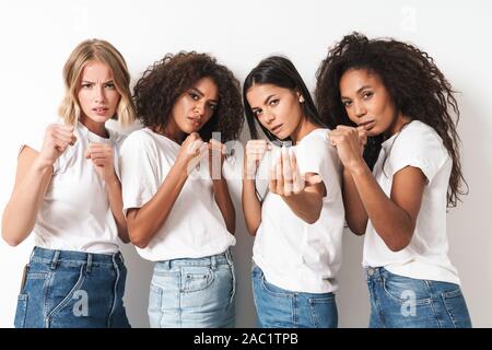 Photo d'une jeune femme forte friends posing multiraciale isolated over white wall background comité permanent dans la boxe. Banque D'Images