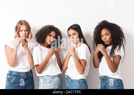 Photo d'une jeune femme forte friends posing multiraciale isolated over white wall background comité permanent dans la boxe. Banque D'Images