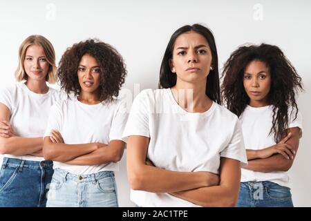 Photo d'une jeune femme en colère graves friends posing multiraciale isolated over white wall background. Banque D'Images