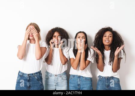 Image d'une jolie jeune femme friends posing multiraciale isolated over white wall background faisant des gestes avec les mains sur les oreilles, la bouche et les yeux. Banque D'Images