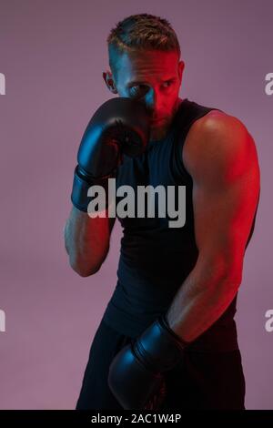 Portrait of a handsome fit boxer homme musclé isolés plus de contexte, wearing boxing gloves Banque D'Images