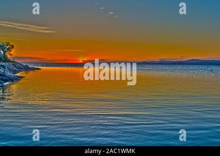 Beau coucher de soleil romantique sur la mer Egée en Grèce.Photo dans le traitement hdr Banque D'Images