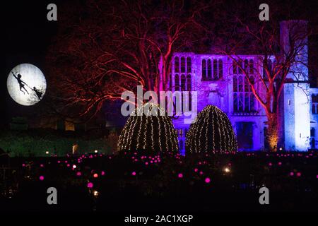 Spectacle sur le thème de Peter Pan de lumière illuminations au château de Sudeley & Gardens, Winchcombe, Gloucestershire. Photo date : vendredi 29 novembre, 2019. Crédit photo doit se lire : Jacob King/PA Wire Banque D'Images