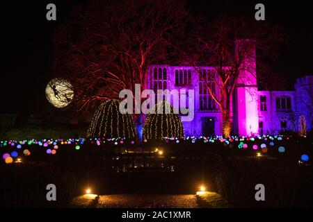 Spectacle sur le thème de Peter Pan de lumière illuminations au château de Sudeley & Gardens, Winchcombe, Gloucestershire. Photo date : vendredi 29 novembre, 2019. Crédit photo doit se lire : Jacob King/PA Wire Banque D'Images