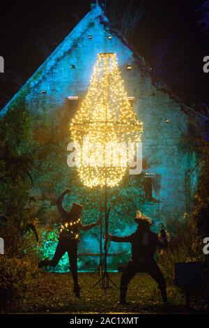 Spectacle sur le thème de Peter Pan de lumière illuminations au château de Sudeley & Gardens, Winchcombe, Gloucestershire. Photo date : vendredi 29 novembre, 2019. Crédit photo doit se lire : Jacob King/PA Wire Banque D'Images