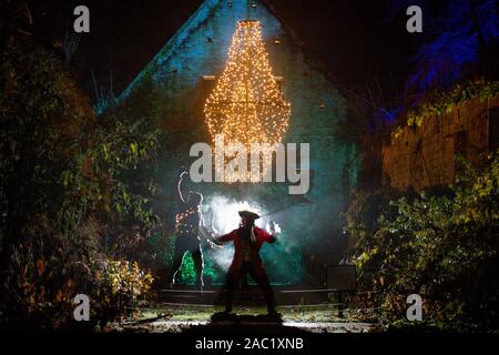 Spectacle sur le thème de Peter Pan de lumière illuminations au château de Sudeley & Gardens, Winchcombe, Gloucestershire. Photo date : vendredi 29 novembre, 2019. Crédit photo doit se lire : Jacob King/PA Wire Banque D'Images