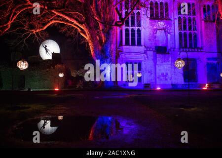 Spectacle sur le thème de Peter Pan de lumière illuminations au château de Sudeley & Gardens, Winchcombe, Gloucestershire. Photo date : vendredi 29 novembre, 2019. Crédit photo doit se lire : Jacob King/PA Wire Banque D'Images