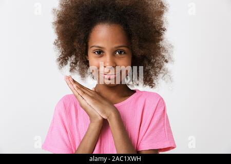 Happy funny little girl wearing pink blouse africains isolés sur fond blanc, grimaces Banque D'Images