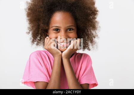 Happy funny little african girl wearing blouse isolés sur fond blanc, grimaces, rire Banque D'Images