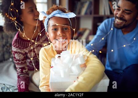 Maison de vacances d'hiver en famille sur.Smiling cute girl célébrer Noël Banque D'Images