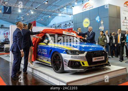 Essen, Allemagne. 29 novembre 2019. Il TUNE ! Sécurité ! Tourne une station wagon dans une voiture de police à l'écoute pour la première fois avec l'ABT Sportsline. L'Audi RS 4 Avant a servi de base pour la création de la TUNE ! Sécurité ! Location campagne. L'ABT RS4-R des uniformes de la police fête sa première mondiale à l'Essen Motor Show. Journée d'aperçu à l'Essen Motor Show 2019. Le salon se déroule du 30. Novembre au 8. Décembre et s'attend à attact plus de 300 000 visiteurs. Banque D'Images