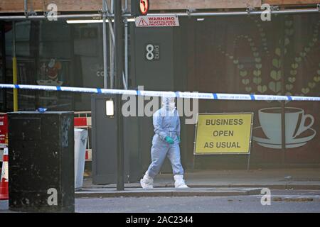 Le personnel judiciaire à ceinturée autour du pont de Londres dans le centre de Londres après un attentat terroriste portant une faux au soleil qui est allé sur un couteau rampage tuant deux personnes, a été abattu par la police. Banque D'Images