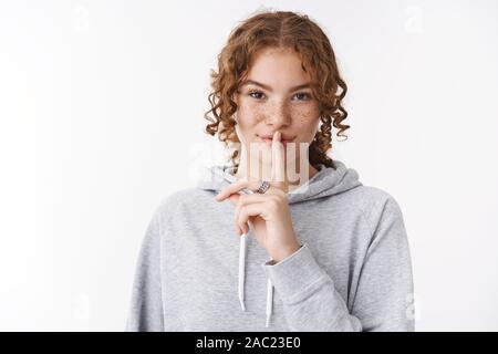 Jusqu'à la taille d'offres mignon fille mystérieuse rousse cheveux bouclés de rousseur et les boutons smiling garder demandant sensuellement la voix jusqu'pas non plus qu'il partage de secret Banque D'Images