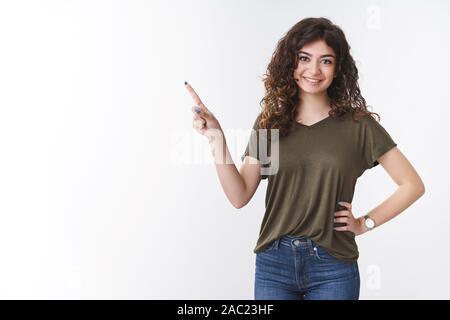 Friendly-à la charmante jeune fille arménienne mignon déterminé les discours montrent collègues graphique indiquant l'angle supérieur gauche détendue confiant permanent Banque D'Images