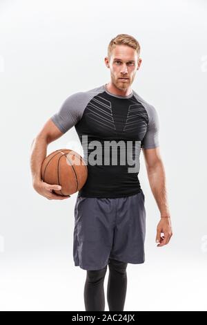 L'accent jeunes monter sportsman jouant au basket-ball isolated over white background Banque D'Images