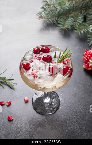Cocktail de Noël de Grenade avec le romarin, champagne, club soda le tableau noir. Close up. Banque D'Images