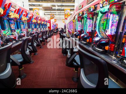 Tokyo, Japon - 12 octobre 2018 : Une rangée de pachinko machines à l'intérieur d'un salon de pachinko à Tokyo, Japon. Banque D'Images