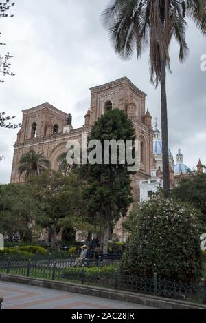 Construit à partir de 1885, la nouvelle cathédrale de Cuenca est une impressionnante église de style néo-roman en Equateur. Banque D'Images