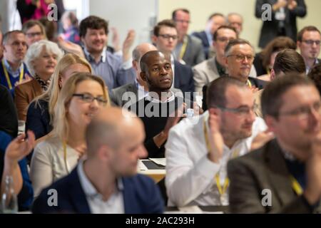 Bad saulgau, Allemagne. 30Th Nov, 2019. Les délégués ont applaudis après le discours de l'État et chef de faction de la FDP, Kemmerich, à l'État partie FDP convention en Thuringe. C'est la première partie de la conférence des Démocrates libres en Thuringe après la partie a rejoint le parlement de l'état. Crédit : Michael Reichel/dpa/Alamy Live News Banque D'Images