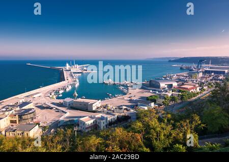 Ortona, Italie - 26 octobre 2019 : port industriel et commercial d'Ortona, vu de dessus Banque D'Images