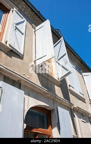 L'Europe, la France, l'Nouvelle-Aquitaine, Orthez, fenêtres à volets traditionnels sur la Rue du Pont Vieux Banque D'Images