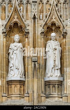Statues de la Reine et du duc d'Édimbourg à la cathédrale de Canterbury Banque D'Images