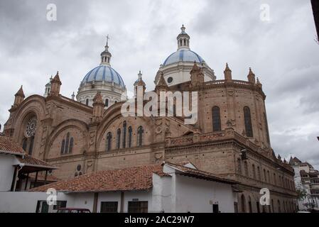 Construit à partir de 1885, la nouvelle cathédrale de Cuenca est une impressionnante église de style néo-roman en Equateur. Banque D'Images