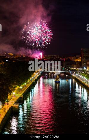 D'artifice, pont Zubizuri, Aste Nagusia (Anglais : Grande Semaine) la principale fête de Bilbao, Biscaye, Pays Basque, Espagne, Europe Banque D'Images