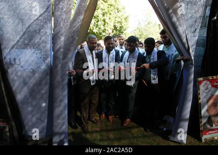 La ville de Gaza, bande de Gaza, territoire palestinien. 30Th Nov, 2019. Membre du Hamas Mushir leader al-Masri ouvre l'exposition de la Semaine nationale à l'Université islamique à Gaza, le 30 novembre 2019 Crédit : Mahmoud Ajjour/APA/Images/fil ZUMA Alamy Live News Banque D'Images