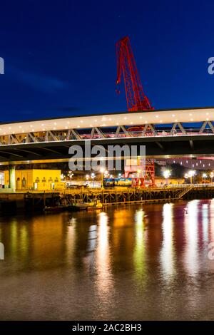 'La Grua Carola', fleuve Nervion, Bilbao, Biscaye, Pays Basque, Espagne, Europe Banque D'Images