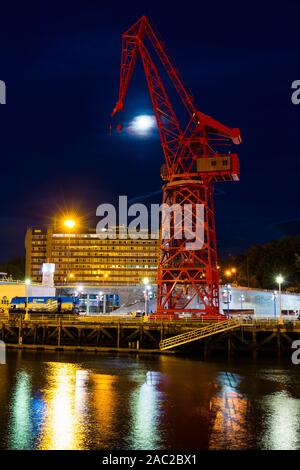 'La Grua Carola', fleuve Nervion, Bilbao, Biscaye, Pays Basque, Espagne, Europe Banque D'Images