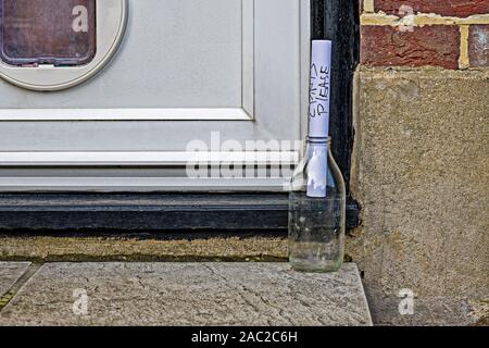 Authentique image de porte livraison du lait dans des bouteilles en verre recyclables Banque D'Images