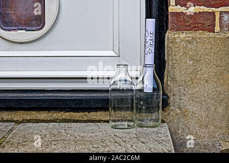 Authentique image de porte livraison du lait dans des bouteilles en verre recyclables Banque D'Images