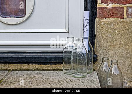 Authentique image de porte livraison du lait dans des bouteilles en verre recyclables Banque D'Images